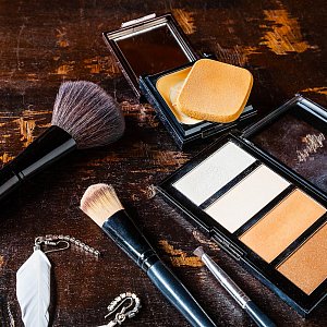 vecteezy a-view-of-eyeshadow-and-makeup-brushes 1832778