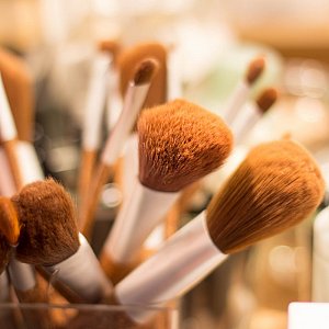 vecteezy makeup-brushes-and-accessories 1271637
